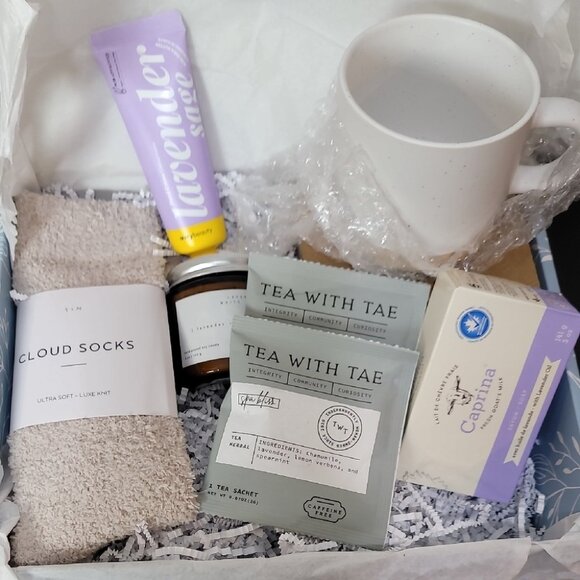 Luxury Gifting Box With Socks Mug Tea Soap & More For Relaxation - Picture 4 of 11